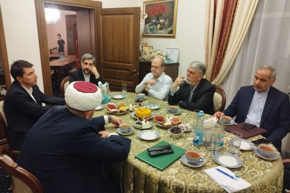حضور وزیر ارشاد در میان مسلمانان سن‌پترزبورگ برای اقامه نماز + فیلم