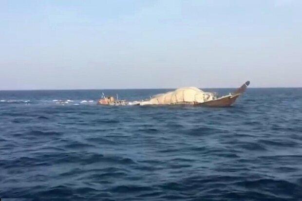 غرق شدن یک فروند لنج فایبرگلاس در آب‌های ساحلی جاسک