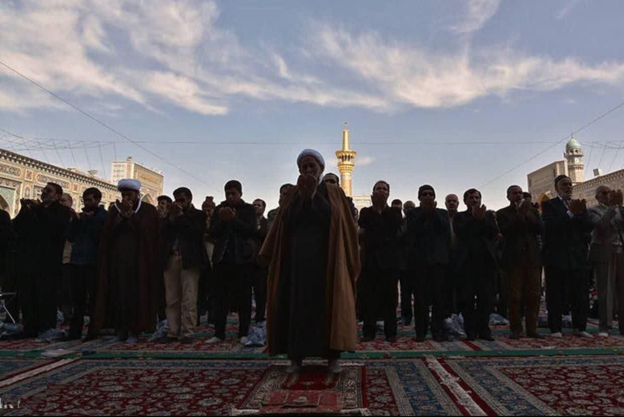 دست‌های نیاز زائران حرم رضوی برای طلب باران به آسمان بلند شد