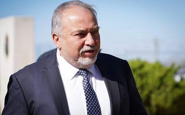 لیبرمن: نتانیاهو برای بقای خود اسرا را قربانی می‌کند
