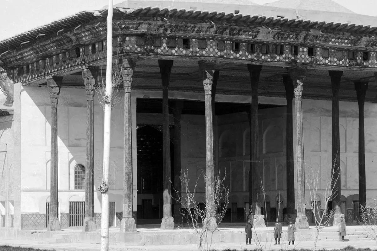 سفر به ایران قدیم؛ عکس یادگاری قجرهای با کاخ چهلستون!(عکس)