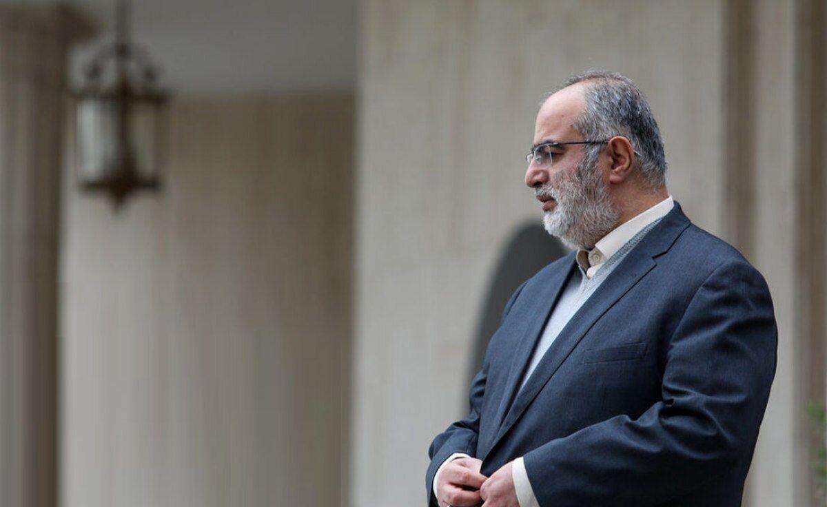 توئیت عجیب حسام الدین آشنا؛ احترام گاو را نگه دارید اما او را برای مذاکره با روباه نفرستید/ حتی اداره آغل را هم به گوساله نسپارید