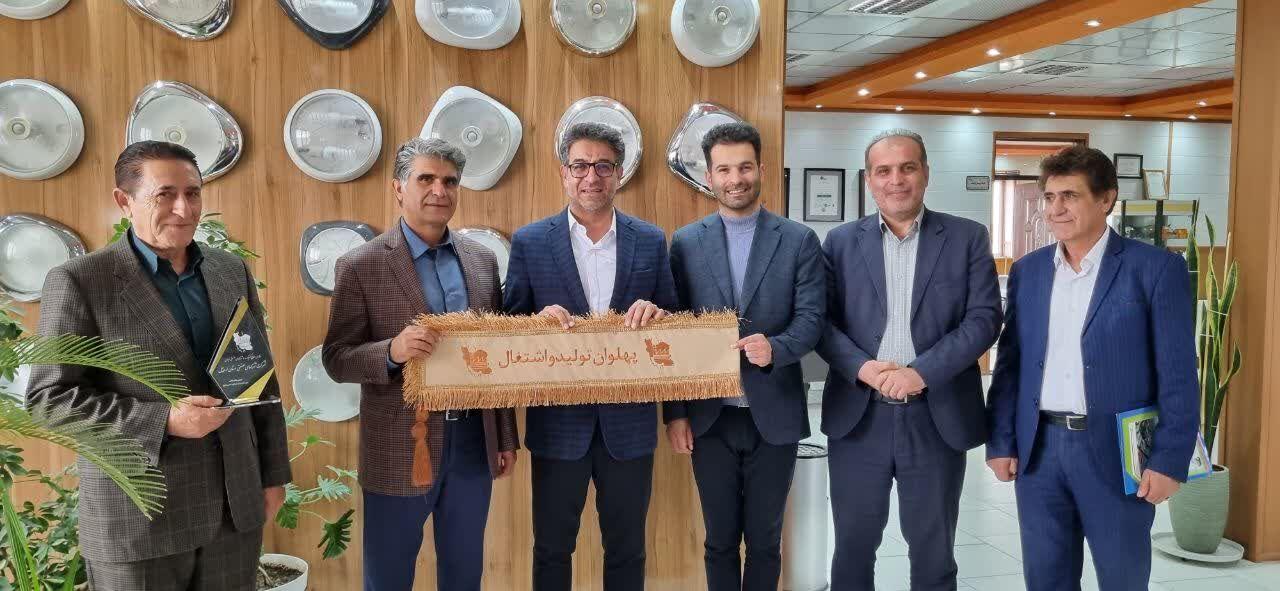 نشان پهلوان تولید و اشتغال به واحد اشتغال‌آفرین ابزار سبلان اردبیل اهدا شد