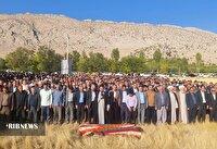 تشییع پیکر مادر شهید کرامت الله ایزدپناه در روستای دمکره