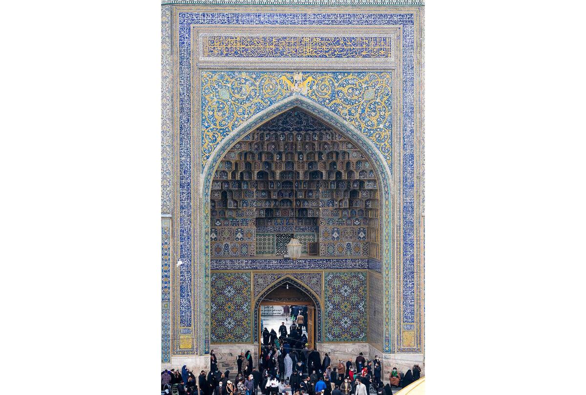 «تجلی ارادت» در چهارشنبه‌های امام رضایی/ شکوه زیارت دسته‌جمعی زائران در صحن انقلاب اسلامی