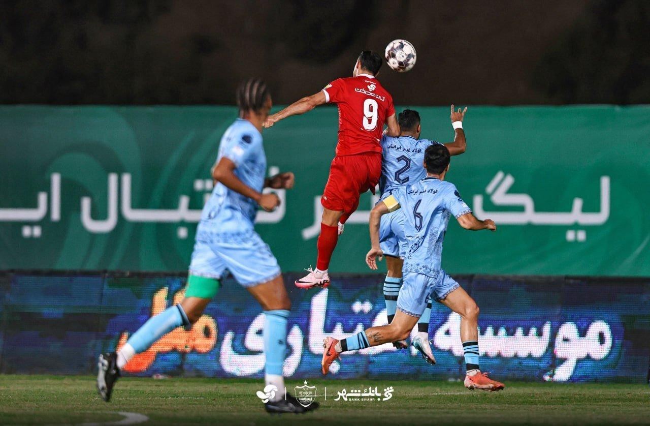توقف پرسپولیس در زمین افتضاح؛ زور سرخپوشان به چادرملو نرسید