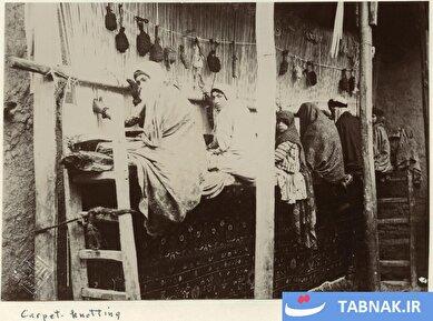 عکس: پنجره‌ای به گذشته؛ اصفهان، ایران، دختران درحال بافتن فرش