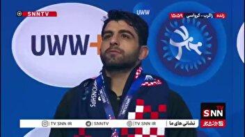 طنین انداز شدن سرود ملی ایران در سالن مسابقات کشتی جهانی در زاگرب / هم خوانی هادی ساروی با سرود ملی کشورمان