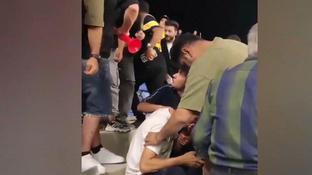 لحظه سقوط وحشتناک جسم سخت روی چند هوادار در شیراز + ویدئو