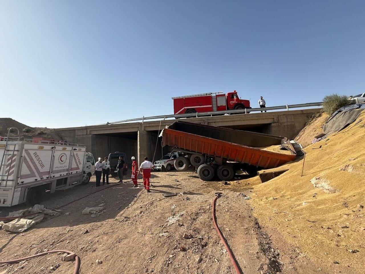 سقوط تریلی در محور پاکدشت- ایوانکی؛ ۲ نفر جان باختند