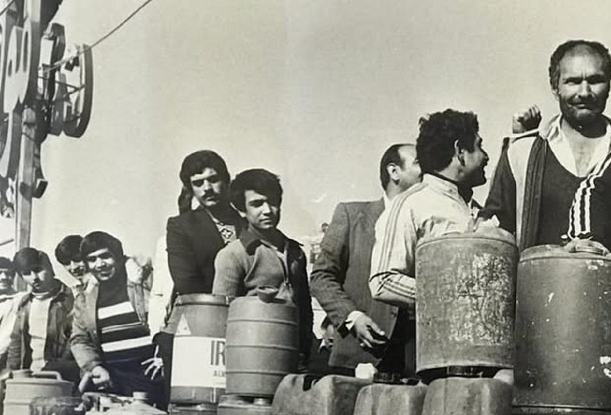 صف نفت در تهران/ زمستان۵۷ (عکس)