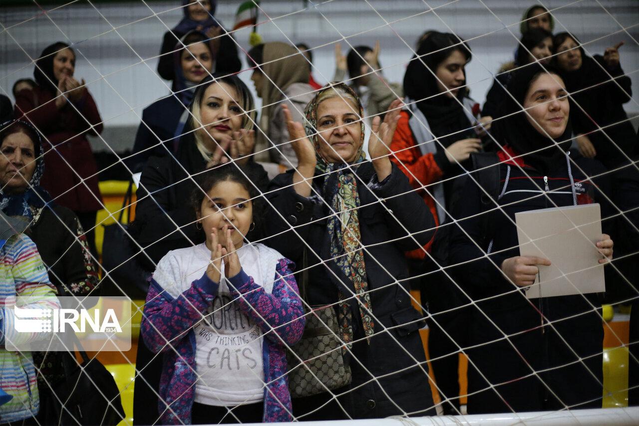 بانوان آبادانی پشت درهای ورزشگاه تختی؛ اشتیاق به دیدار صنعت نفت هنوز محقق نشده