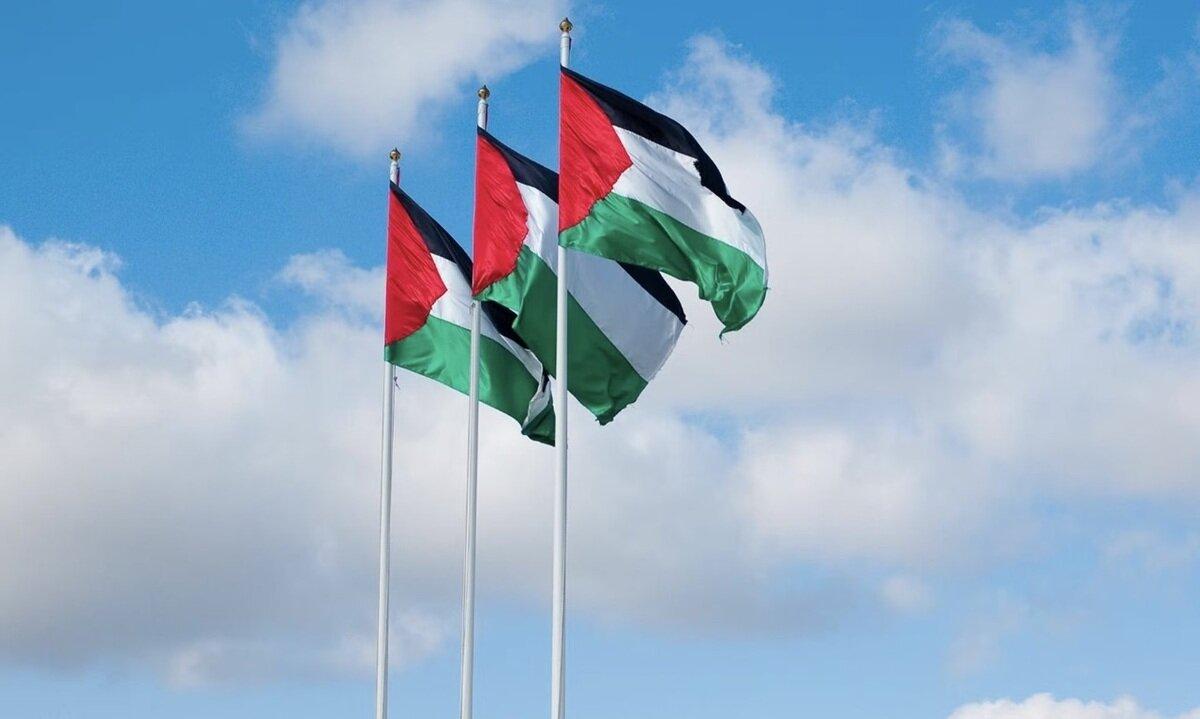ببینید | برافراشته شدن پرچم فلسطین بر فراز سفارت این کشور در لندن