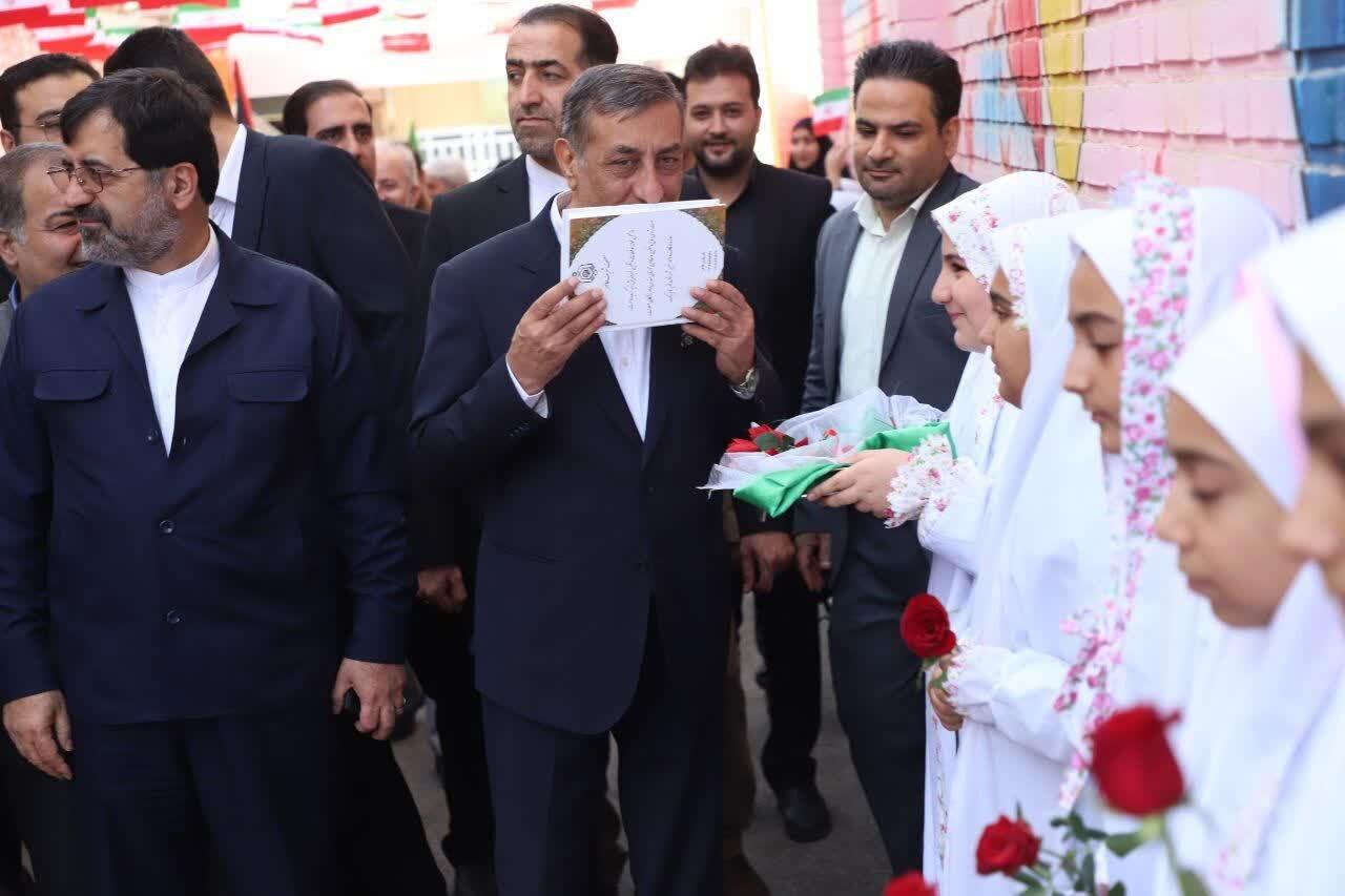 نواخته شدن زنگ اول مهر در قم توسط معاون اجرایی رئیس‌جمهور