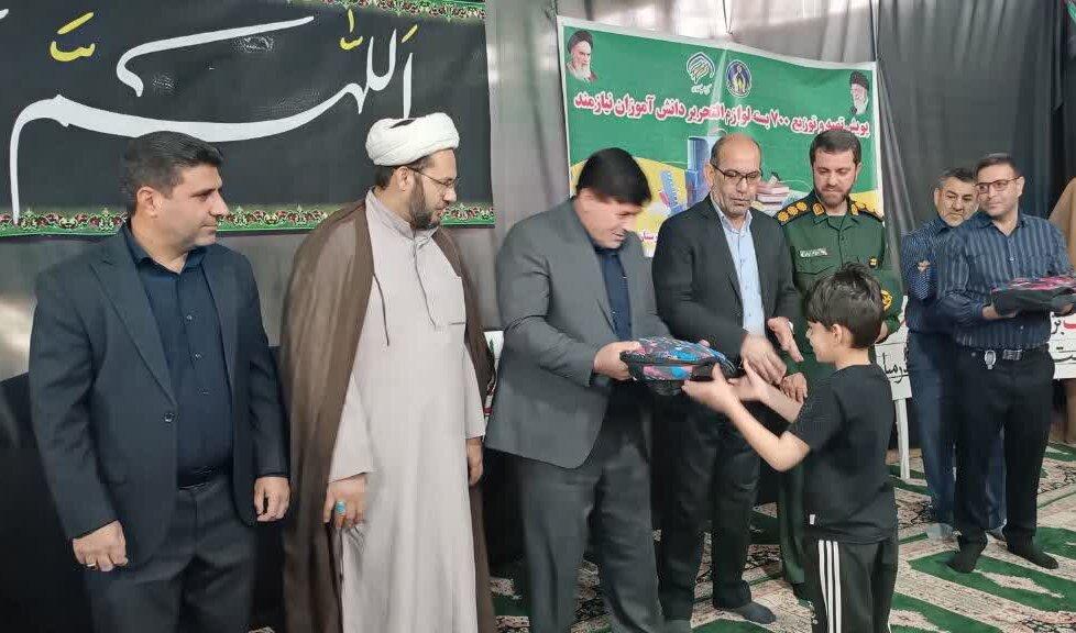 توزیع ۷۰۰ بسته لوازم‌التحریردر بین دانش‌آموزان کم برخودار مهران