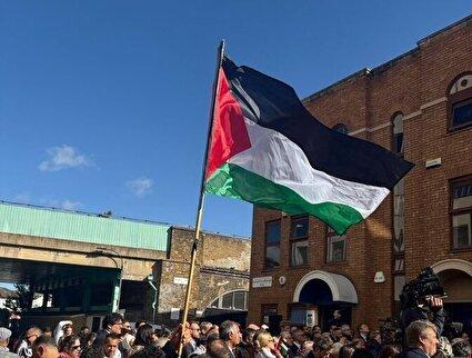 ببینید/ پرچم فلسطین در سفارت این کشور در لندن، بالا رفت