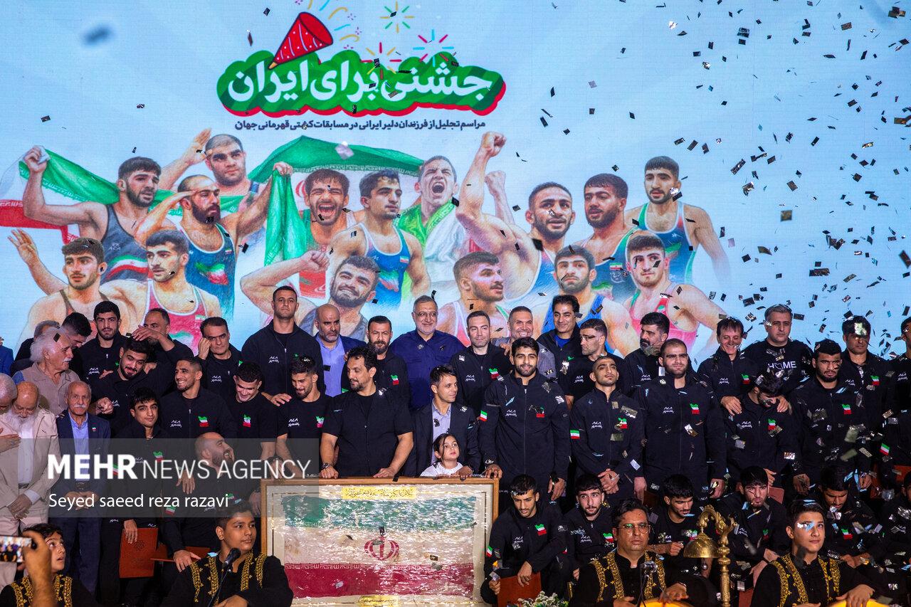 مراسم تجلیل از قهرمانان رشته کشتی پس از قهرمانی در رقابت‌های جهانی