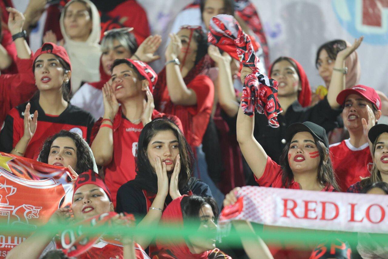 ببینید | ناراحتی و اشک‌های هواداران پرسپولیس پس از تساوی مقابل ملوان