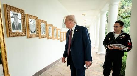 Trump excludes Biden from ‘presidential walk of fame’ (VIDEO)