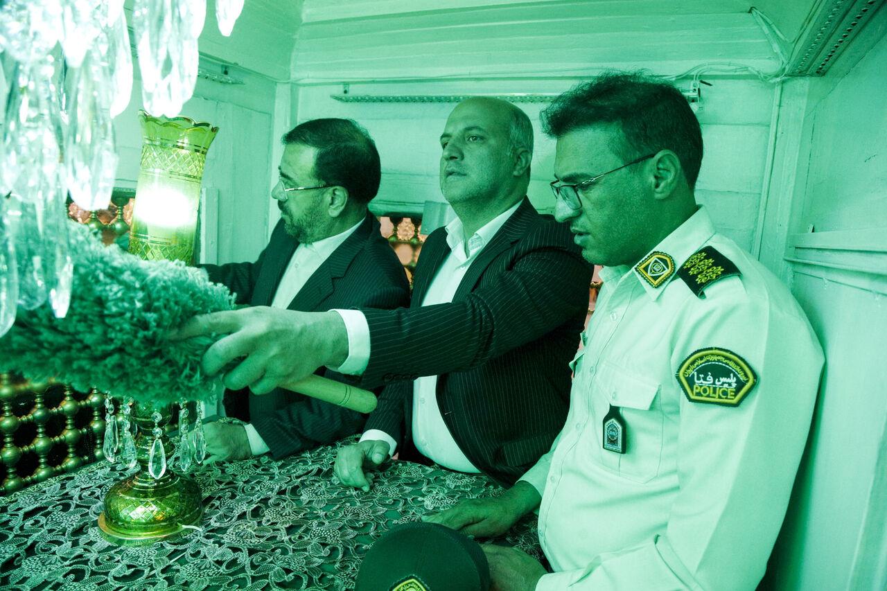 غبارروبی ضریح مطهر حضرت علی بن حمزه(ع) با حضور مسئولان و خادمان