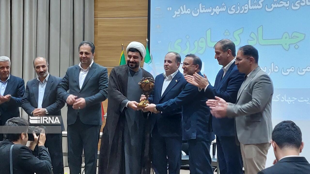 تندیس خوشه برتر انگور به وزیر جهاد کشاورزی اهدا شد