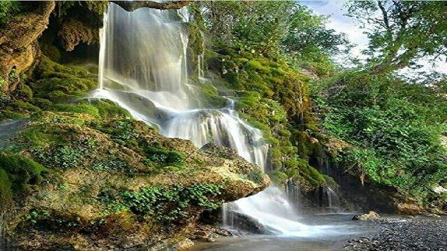 آبشار آب‌گرمه؛ بهشتی خلوت و دنج در دل طبیعت + فیلم