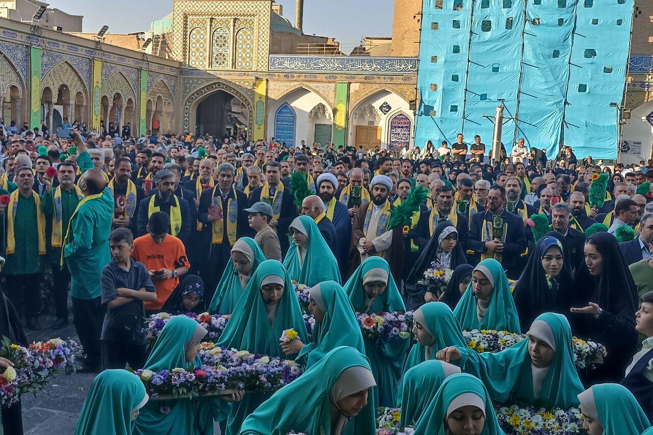 فیلم|مراسم اهدای گل خادمان درشب میلاد حضرت عبدالعظیم(ع)