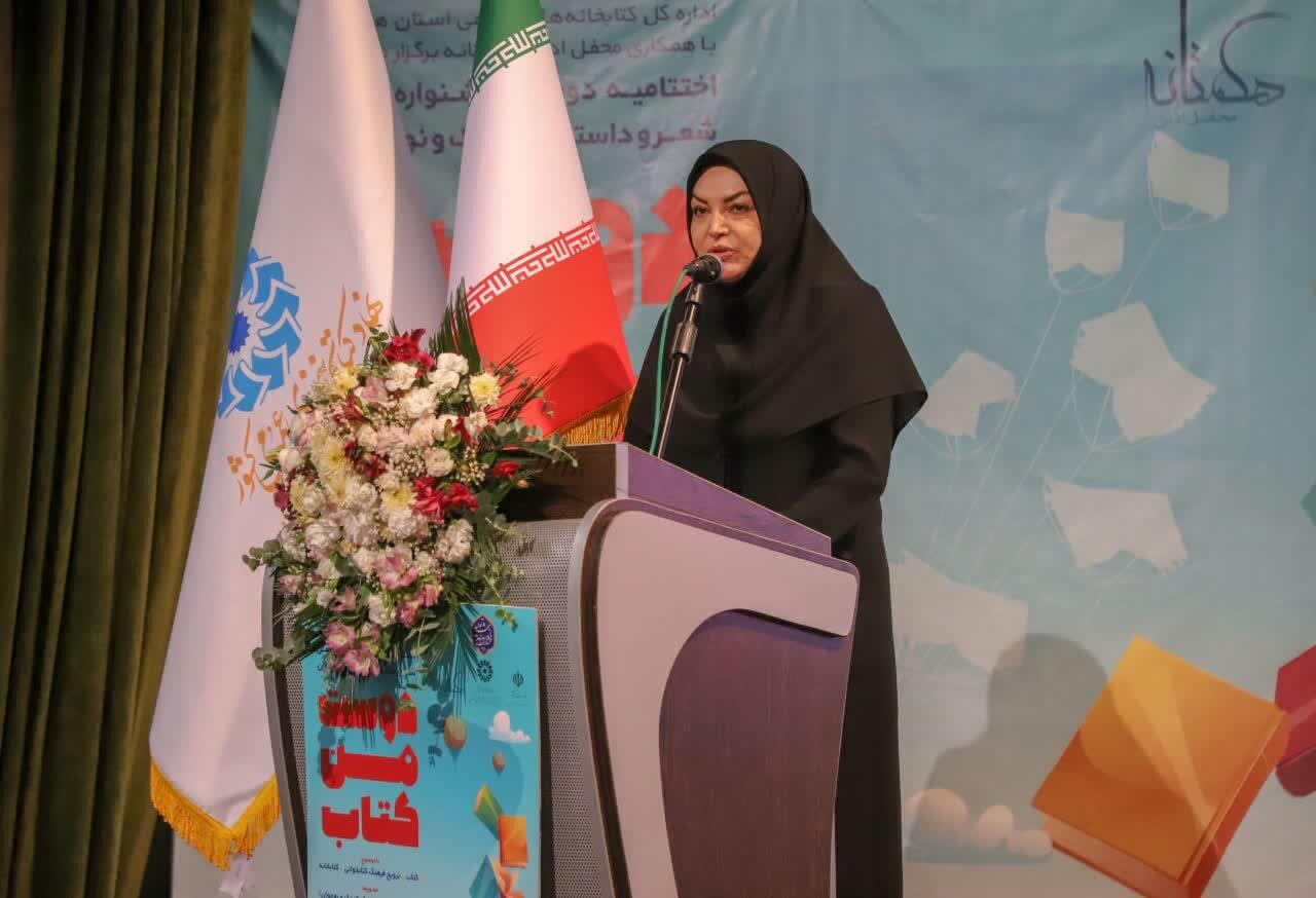 اهدای مجموعه ۹۰ جلدی کتب تاریخی به اسناد و کتابخانه ملی غرب کشور