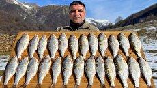 پخت ماهی رودخانه‌ای در هوای برفی روستای کوهستانی آذربایجان (فیلم)