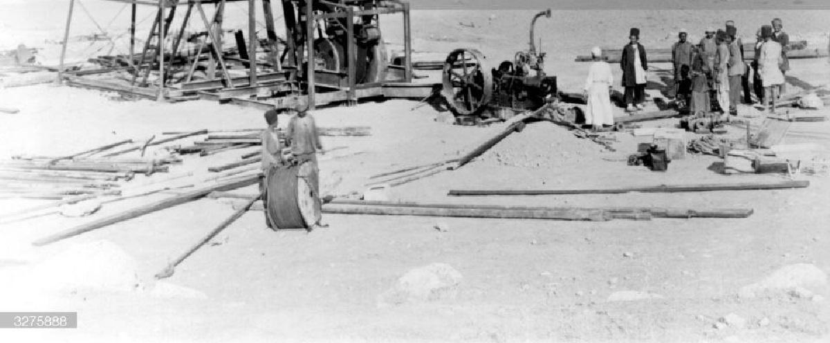 کارگران شرکت نفت ایران انگلیس در حال راه اندازی یک دکل حفاری(عکس)