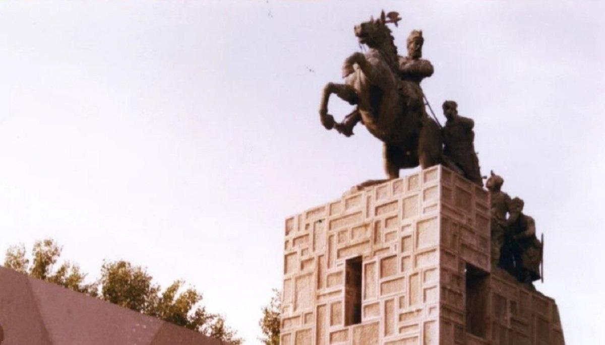 شاه در آرامگاه نادرشاه (عکس)