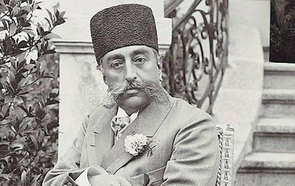 مظفرالدین شاه سوار بر اولین اتومبیل ایران (عکس)
