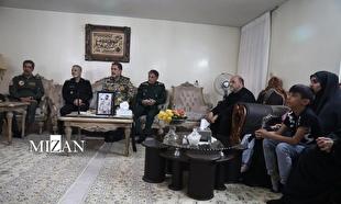 دیدار امیر سرلشکر موسوی با خانواده ۱۰ تن از فرماندهان شهید در جنگ تحمیلی ۱۲ روزه