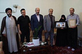 دیدار شهردار تبریز با خانواده شهیدان«تیموری» و «نقی‌زاده همتا»