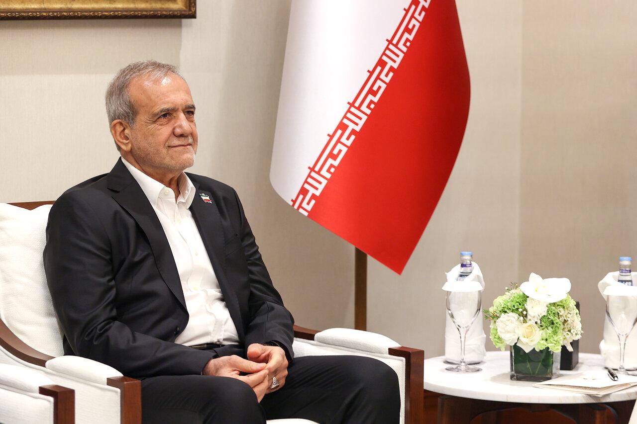 دیدار پزشکیان و بن سلمان+ رئیس جمهور ایران با ولیعهد عربستان در یک قابل تصویر