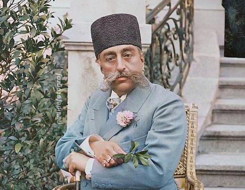 خاطرات مظفرالدین‌شاه: پیرمردی عکاس که عکس ما را خواست بیندازد ما را مجبور می‌کرد که به وضع‌های مخصوص بایستیم