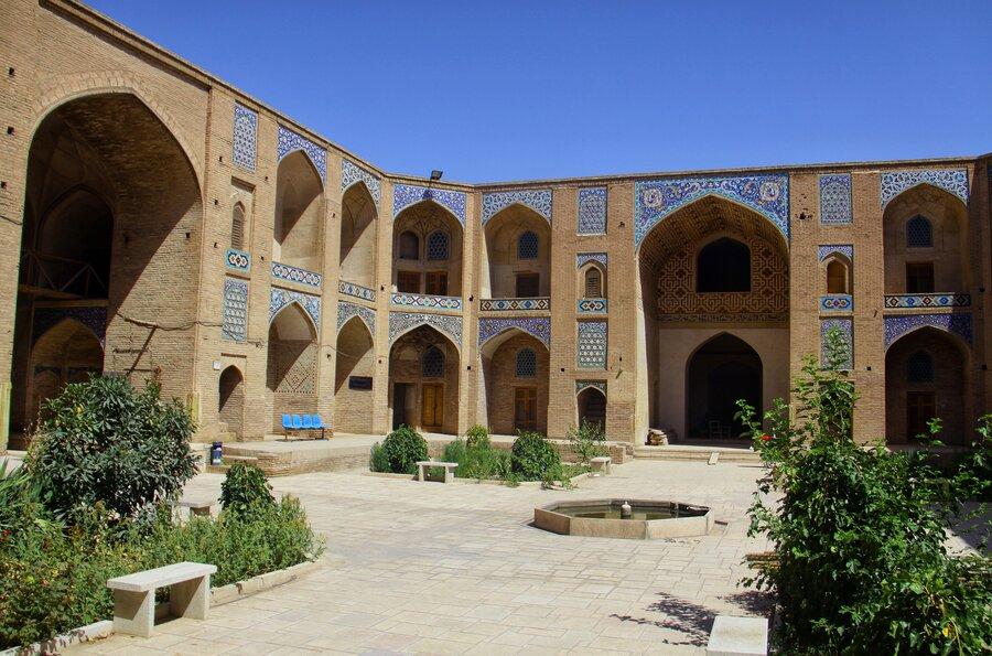 ماجرای بستنی فروشی در کارونسرای گنجعلی‌ خان + توضیح مسئولان 