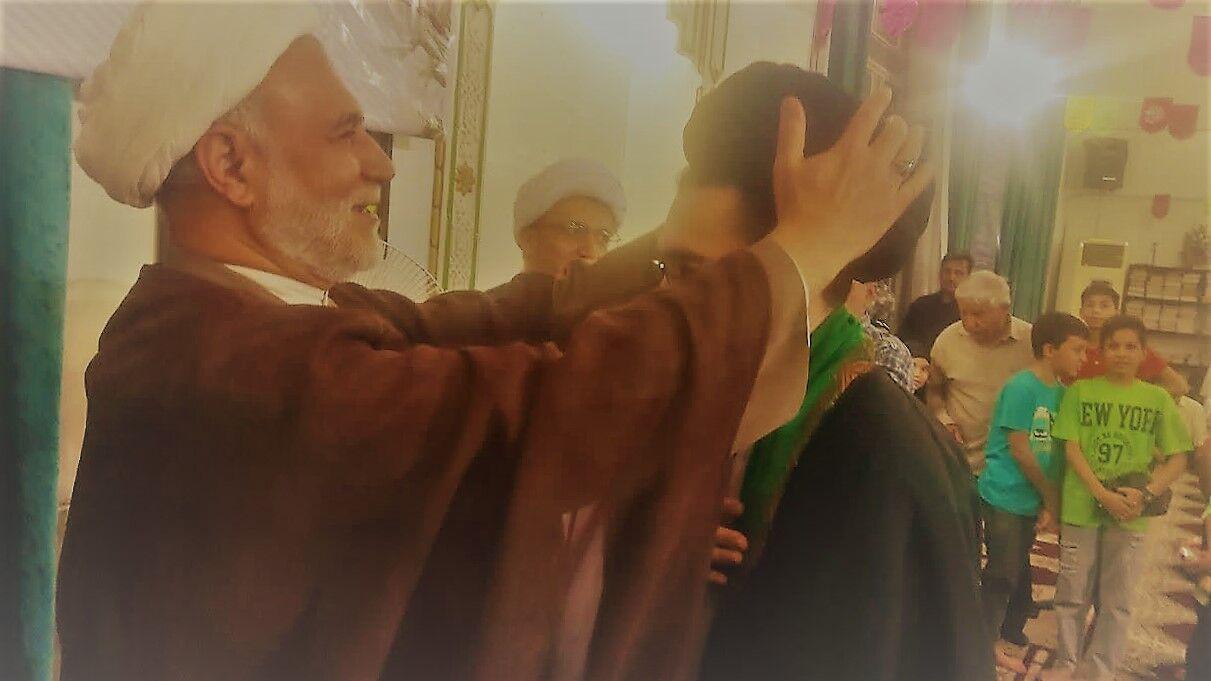 عمامه‌گذاری طلبه حوزه علمیه جهرم در شب میلاد پیامبر(ص)