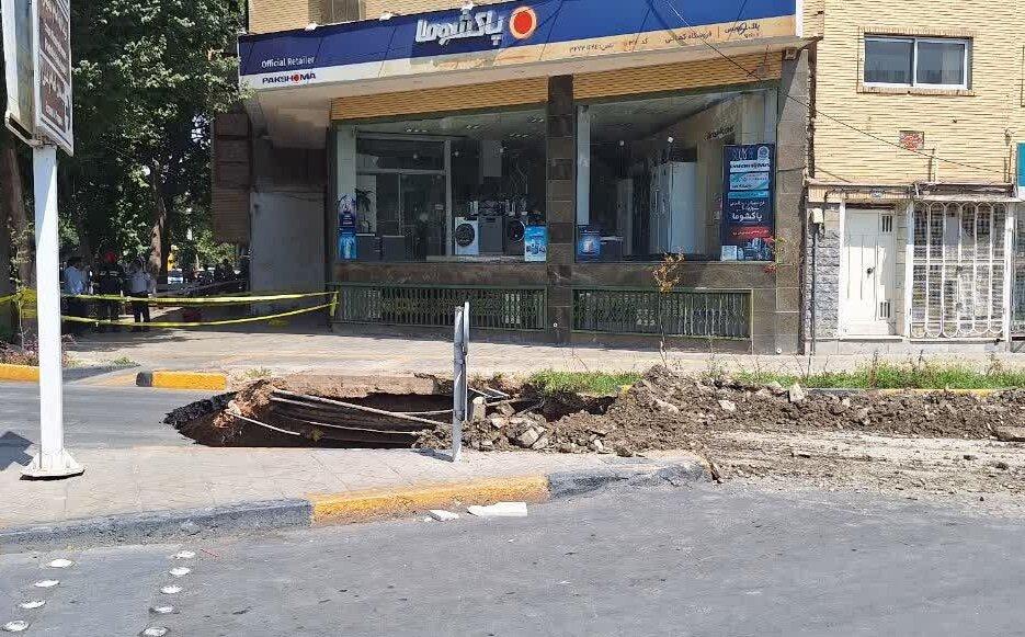 ایجاد حفره ۱۵متری درخیابان هشت‌بهشت غربی اصفهان