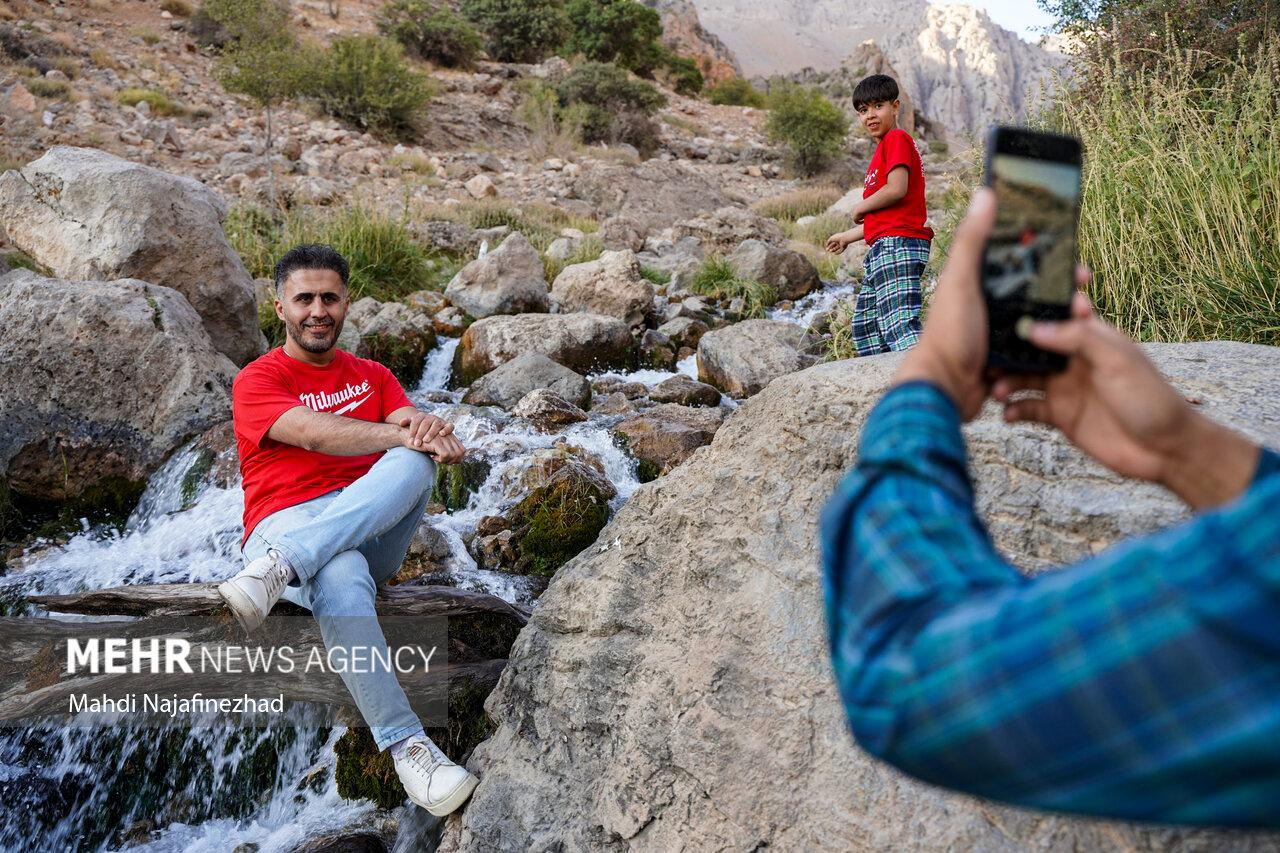 چشمه میشی سی‌سخت میزبان گردشگران