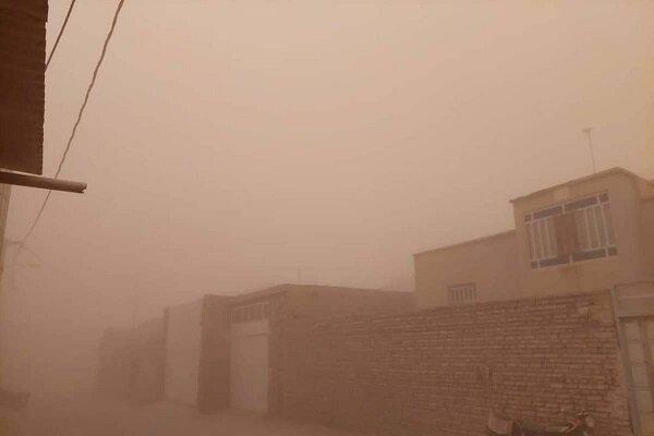 شرایط جوی ناسالم در پی وقوع طوفان در شهرستان هیرمند