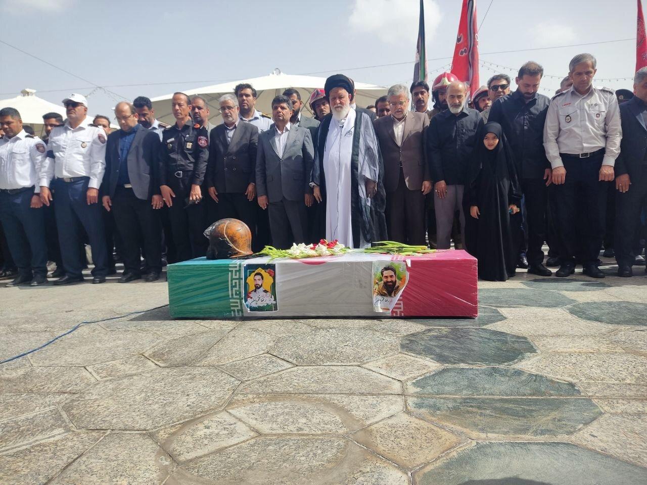 اقامه نماز بر پیکر آتش نشان ایثارگر مشهدی به امامت آیت الله علم الهدی
