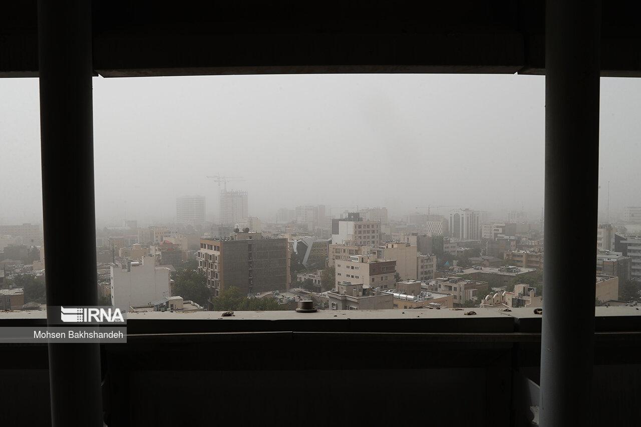 مشهد همچنان خاک می‌خورد