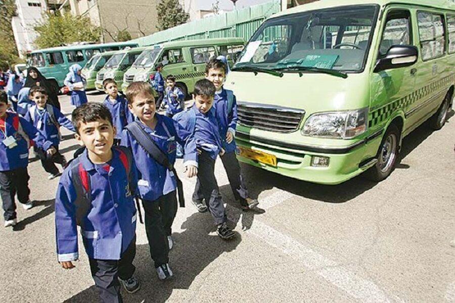 عبور از ترافیک مهرماه تهران با چاشنی ایمنی دانش‌آموزان