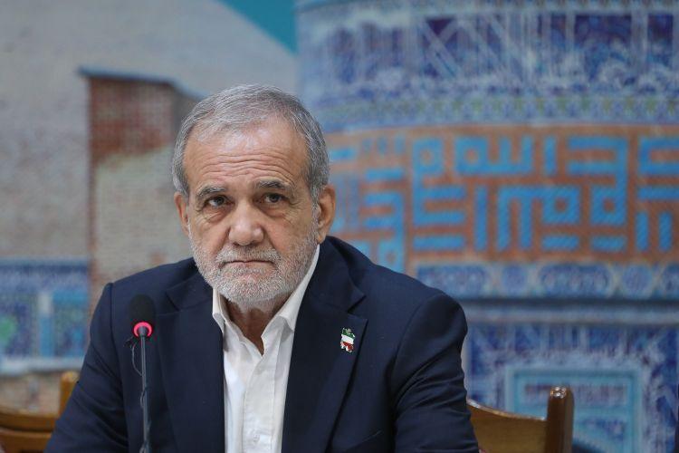 پزشکیان: اگر حق را در جامعه اقامه کنیم، بیش از ۹۰ درصد مردم راضی خواهند بود؛ آن عده باقی‌مانده هم هیچ‌گاه از ما و البته به حق خود راضی نمی‌شوند/ اگر گره از مشکلات ملت باز کردیم، حکومت، اسلامی محسوب می‌شود و دوام و بقا خواهد داشت/ [فکر می‌کردم] مردم به دلیل برخی نارضایتی‌ها، در جنگ ۱۲ روزه به خیابان می‌آیند، اما بخش موثری از علت پیروزی حمایت ملت از نظام و کشور بود