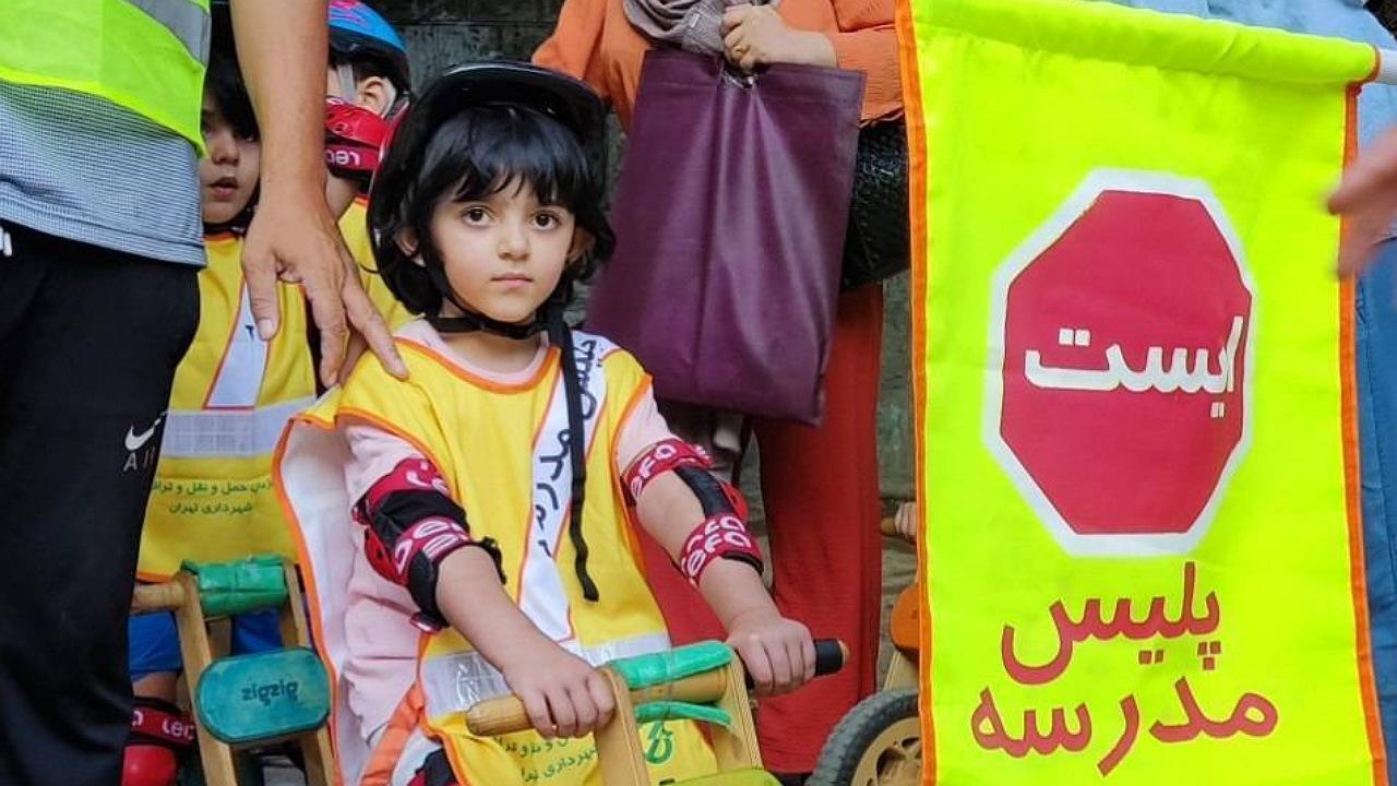 نونهالان در میدان تجریش به یاد شهدای کودک رکاب می‌زنند