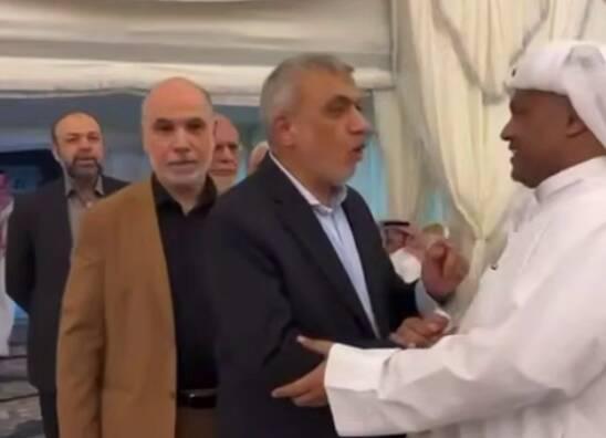 فیلم/ دیدار هیاتی از رهبران حماس با خانواده شهید قطری
