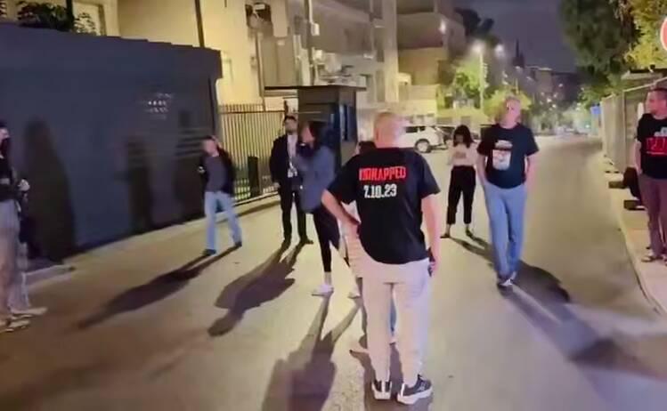 فیلم/ اعتراض مادر اسیر صهیونیست مقابل اقامتگاه نتانیاهو